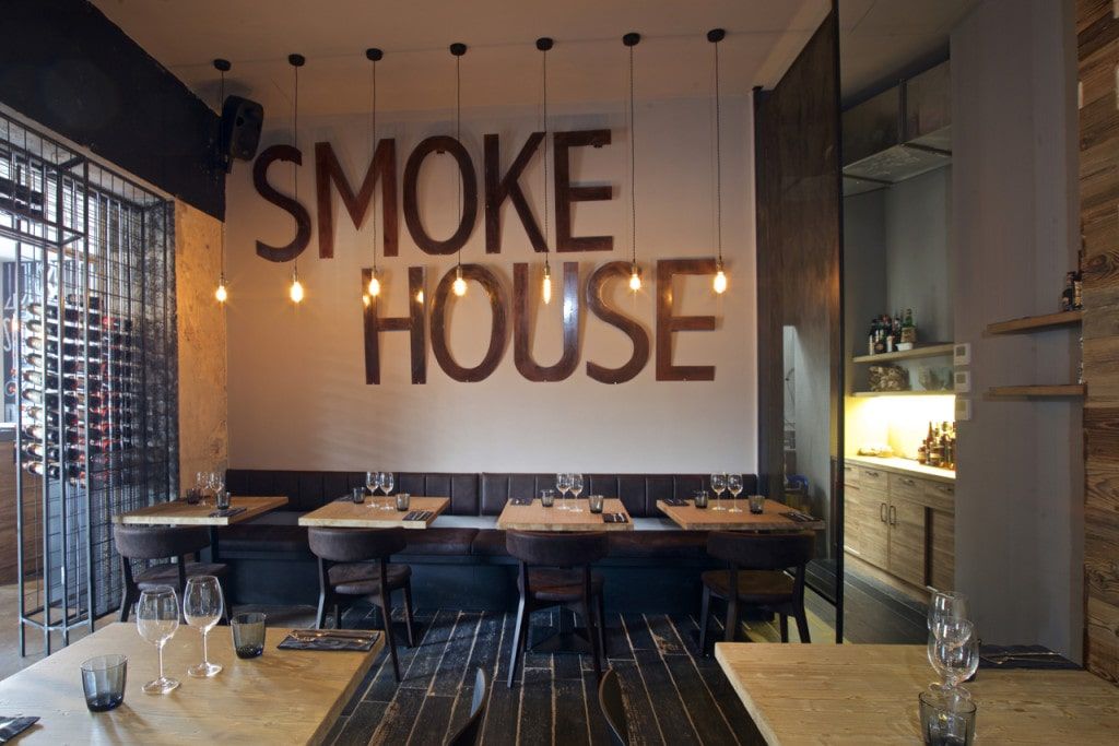 La sala di The Brisket con la scritta Smoke House