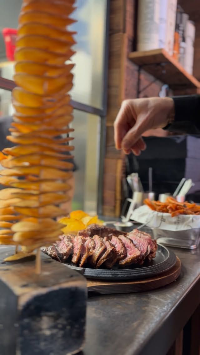 La patata turbo a spirale con la tagliata