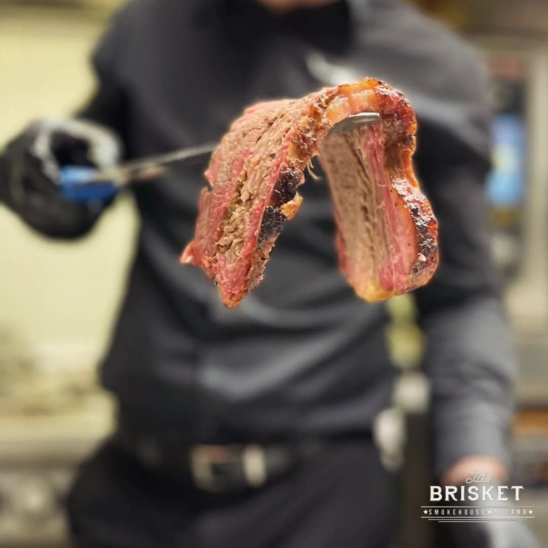 Il pitmaster mostra le ribs appena affumicate