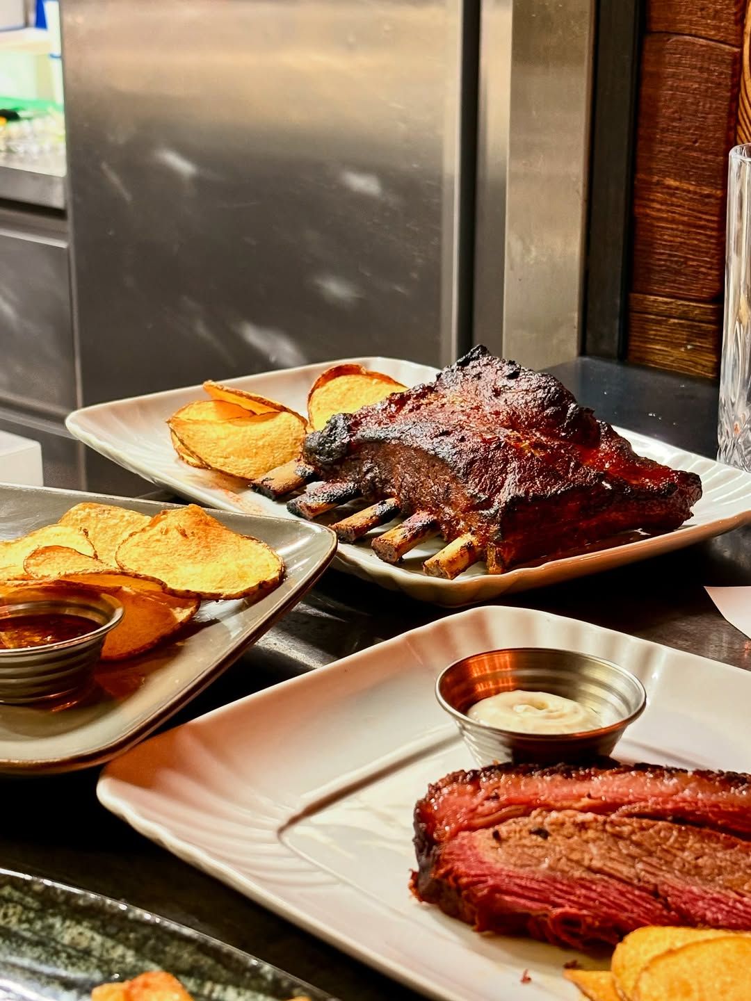 Vassoi con ribs, brisket e chips